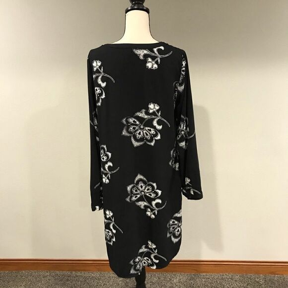 MAKE AN OFFER ;) Floral long sleeve button down midi dress - Picture 4 of 11